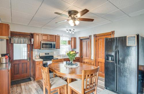 Biggsville House | Countryside Biggsville Home with Yard, Dogs Welcome!