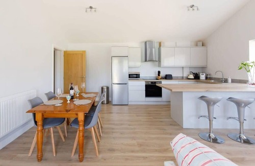 Birdham House | Countryside Bungalow for 4 Close to Beaches