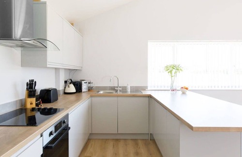 Birdham House | Countryside Bungalow for 4 Close to Beaches