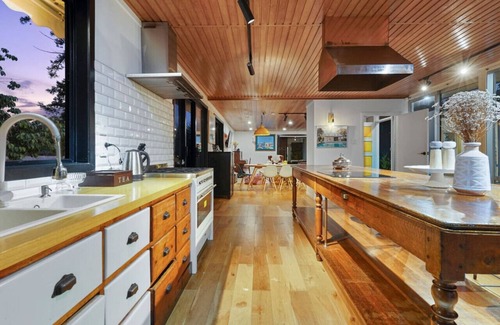 Auckland House | Countryside Calm Getaway with pool and deck