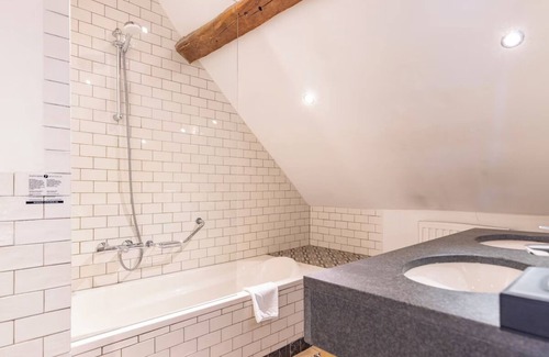 Baarlo Hotel | Countryside Calm with Modern Comfort and Free Parking! Onsite Dining