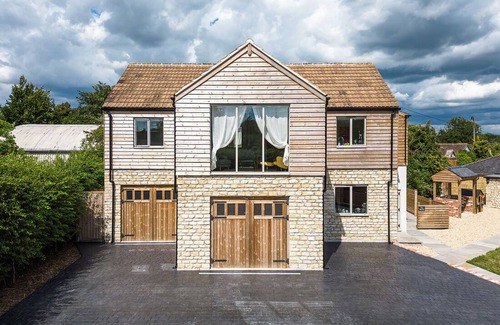 Melksham House | Countryside Hayloft with access to Indoor Pool, Sauna & Steam Room.