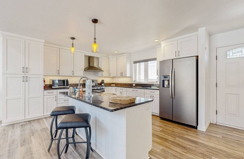 Oxford House | Countryside retreat with modern amenities, game room, & beautiful view