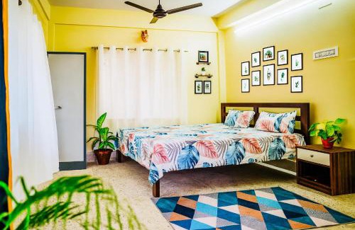 Tollygunge House | couple friendly room with balcony, kitchen private bath