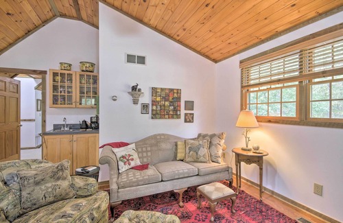 Berkeley Springs Cabin | Couples Cabin - 5 Mi to DT Berkeley Springs!