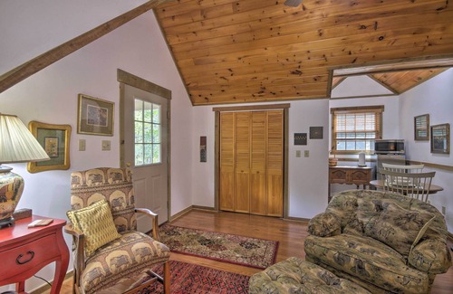Berkeley Springs Cabin | Couples Cabin - 5 Mi to DT Berkeley Springs!