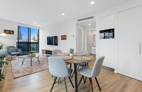 Surfers Paradise Apartment | Couples Escape in Ruby Surfers Paradise - CoastHM