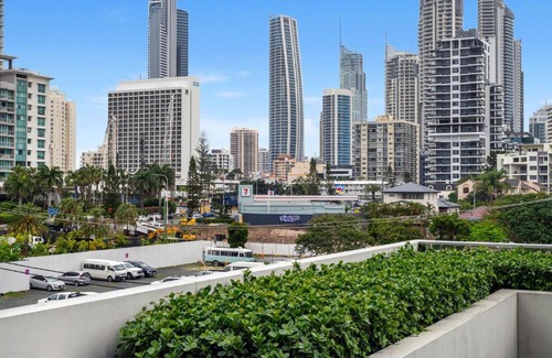Surfers Paradise Apartment | Couples Escape in Ruby Surfers Paradise - CoastHM