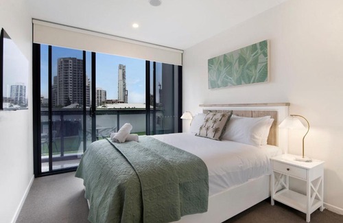 Surfers Paradise Apartment | Couples Escape in Ruby Surfers Paradise - CoastHM