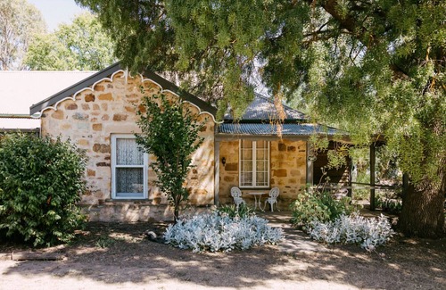 Mintaro Cottage | Couples Getaway. Spa Log Fire 2 Wineries and a Pub! Mintaro Hideaway Jollys Rest