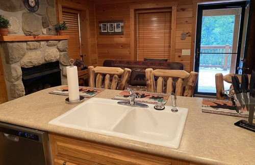 Dugspur Cabin | Couple’s Romantic Mountain River Cabin w/Rustic Q Bed that’s Knotty & Nice.