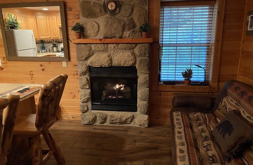 Dugspur Cabin | Couple’s Romantic Mountain River Cabin w/Rustic Q Bed that’s Knotty & Nice.