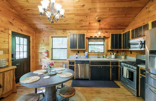 Morganton Cabin | Couples & Small Families: Modern, Cozy & Relaxing