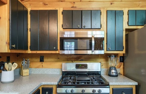 Morganton Cabin | Couples & Small Families: Modern, Cozy & Relaxing