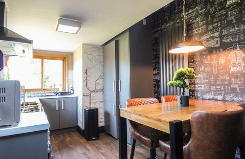 Belper Cottage | COUPLING COTTAGE, pet friendly, with hot tub in Belper