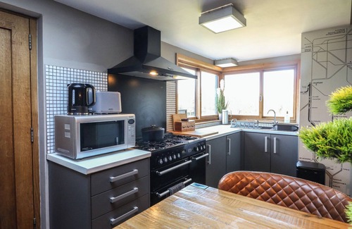 Belper Cottage | COUPLING COTTAGE, pet friendly, with hot tub in Belper