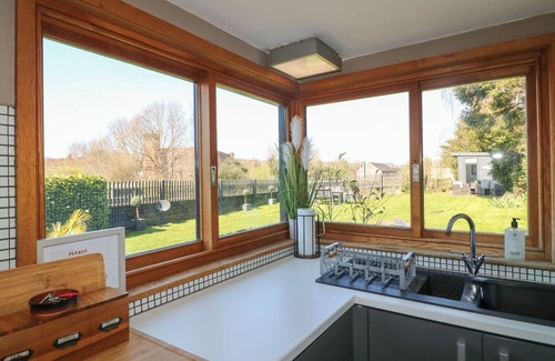 Belper Cottage | COUPLING COTTAGE, pet friendly, with hot tub in Belper