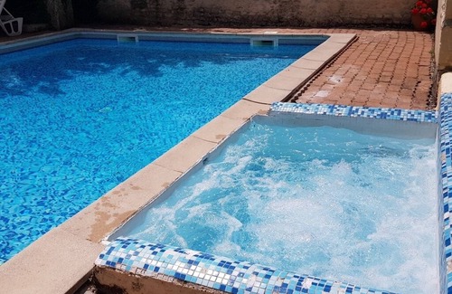 Saint-Pierre-de-Juillers House | Cour Privée Mais Avec un Accès Facile au Jardin de Jeux Commun et Piscine