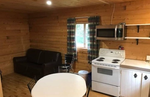 Saint-Luc-de-Bellechasse Ski Chalet | Coureur des Bois 2 closed rooms (4 to 6 pers) Private SPA (2 seasons)