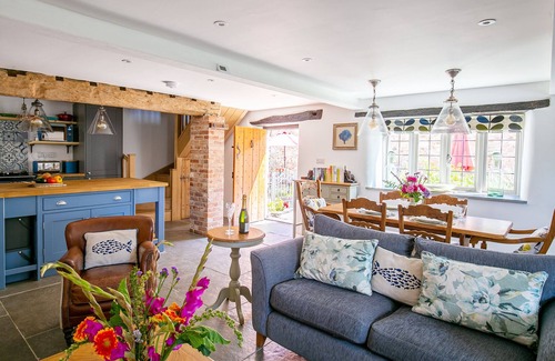 Horton Cottage | Courtyard Cottage Luxury Thatched Home Sleeps 4 (Pet Friendly) Near Gastro Pub