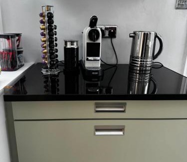 Harrogate Apartment | Courtyard Mews - 2 large en suite bedrooms, Garden - Harrogate Holiday Apartments