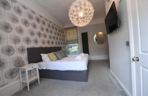 Harrogate Apartment | Courtyard Mews - 2 large en suite bedrooms, Garden - Harrogate Holiday Apartments