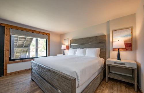 Thayerville House | Cove Creek Lodge 103 Poolside Executive King Suite