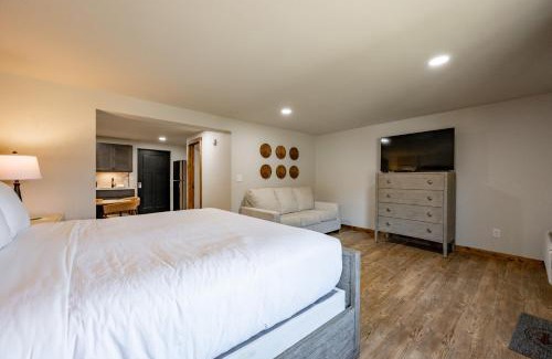 Thayerville House | Cove Creek Lodge 103 Poolside Executive King Suite