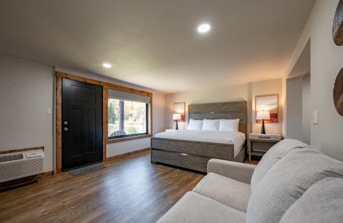 Thayerville House | Cove Creek Lodge 103 Poolside Executive King Suite
