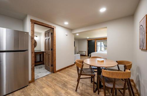 Thayerville House | Cove Creek Lodge 103 Poolside Executive King Suite