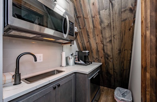 Thayerville Hotel | Cove Creek Lodge 211: Standard Double Queen Fireplace Room
