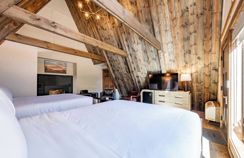 Thayerville Hotel | Cove Creek Lodge 211: Standard Double Queen Fireplace Room