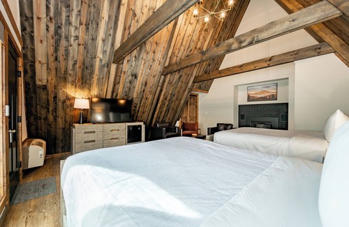 Thayerville Hotel | Cove Creek Lodge 214: Standard Double Queen Fireplace Room