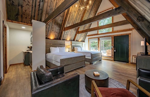 Thayerville Hotel | Cove Creek Lodge 214: Standard Double Queen Fireplace Room