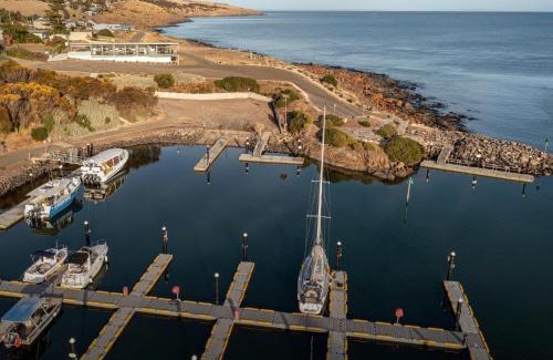 Penneshaw Apartment | Cove Landing Marina Apartment 1 SS Karatta Sleep 4