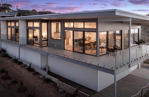 Penneshaw Apartment | Cove Landing Marina Apartment 1 SS Karatta Sleep 4