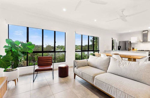 Macalister Range House | Cove Retreat - heated Pool, Pet friendly