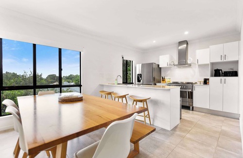 Macalister Range House | Cove Retreat - heated Pool, Pet friendly