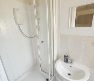 Weston on Trent House | Coventry Comfort 5-Bedroom Home