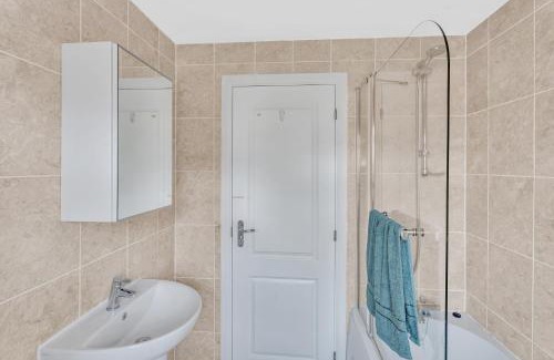 Stonnall House | Coventry Retreat - Garden & Parking