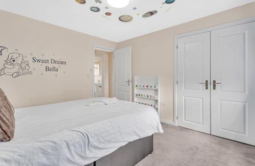 Stonnall House | Coventry Retreat - Garden & Parking