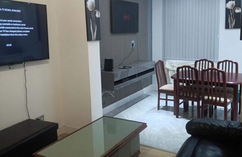 Acresford House | Coventry Stay - Sleeps 8, Free Parking & Pets