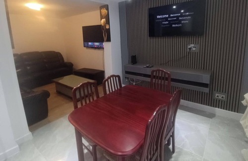 Acresford House | Coventry Stay - Sleeps 8, Free Parking & Pets