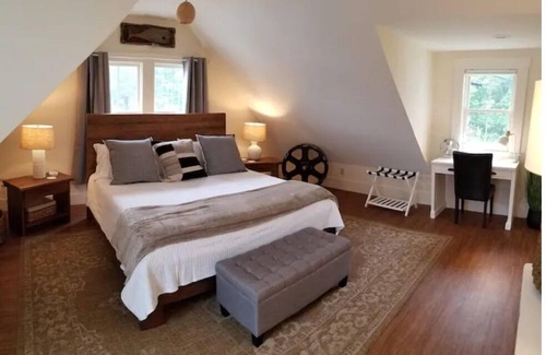 Durham Hotel | Coveted Public House suite, food trucks & craft beer on site, walk to UNH & town