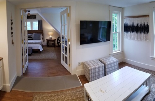 Durham Hotel | Coveted Public House suite, food trucks & craft beer on site, walk to UNH & town