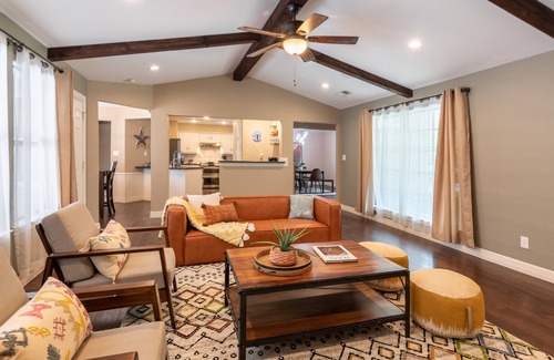 Southwest Carrollton House | Cowboy pool, BBQ, pool table, firepit, fiber internet, WFH