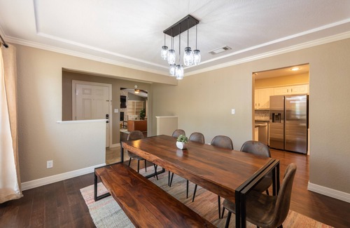 Southwest Carrollton House | Cowboy pool, BBQ, pool table, firepit, fiber internet, WFH