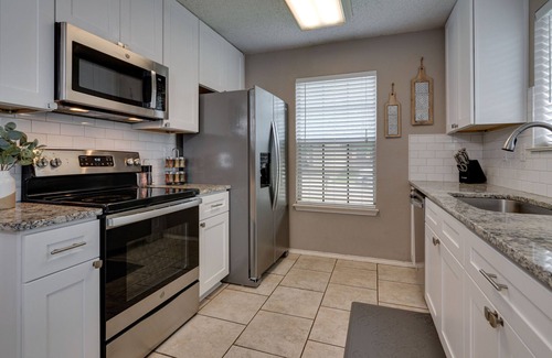 Fossil Creek House | Cowtown Cutie is cozy and updated close to Downtown, Airport and Dining