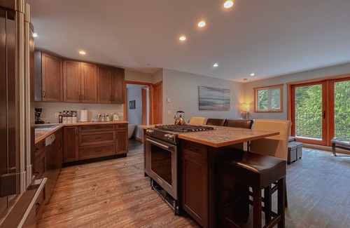 Tofino House | Cox Bay Retreat-Beach Access, Hot Tub, Fireplace
