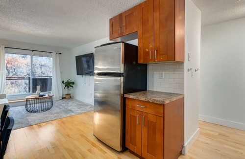 Sunalta Condo | Cozy 1 BDRM + Near DT Calgary